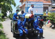 Bantu Pemerintah Cegah Corona, DPC Demokrat Luwu Bagikan Masker Dan Semprot Rumah Warga