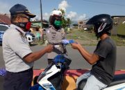 Satlantas Polres Luwu Bagikan Masker Gratis Ke Pengendara