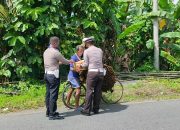 Personil Polres Luwu Berikan Bantuan Kepada Warga Yang Terdampak Corona