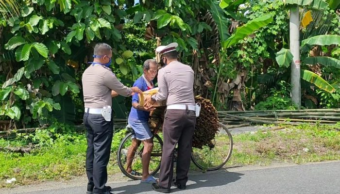 Personil Polres Luwu Berikan Bantuan Kepada Warga Yang Terdampak Corona