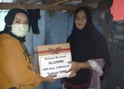 Peduli Sosial, Alumni “96” SMPN 13 Makassar Bagikan Paket Sembako dan Masker ke Warga