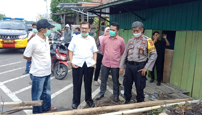 Wakil Ketua DPRD Luwu Temui Warga Yang Tutup Jalan Akibat Saluran Air Tersumbat