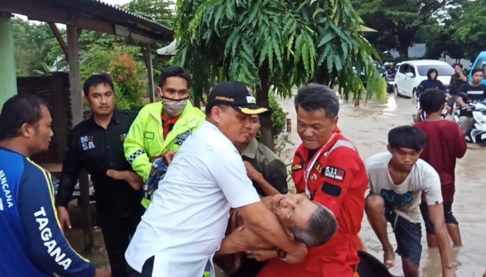 Banjir Parah, Wabup Luwu Turun Langsung Evakuasi Warga Yang Sakit