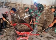 Pasca Banjir Bandang Lutra, TNI – Polri Bantu Bersihkan Rumah Warga