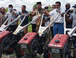 Bupati Luwu Serahkan 50 Unit Hand Traktor ke Kelompok Tani
