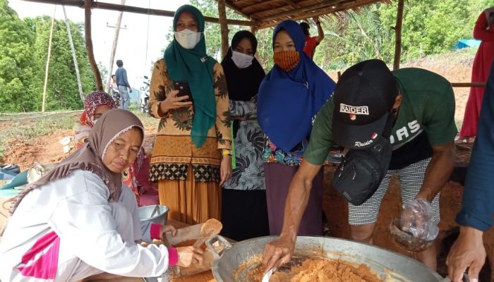 Tim Dinkes Luwu Tinjau  Proses Pembuatan Gula Semut ‘gulaNA Professor’