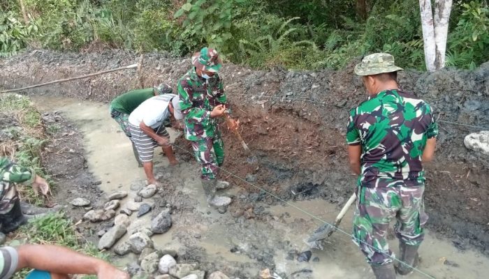 Danramil Belopa Gotong Royong Bersama Warga Bangun Jaringan Irigasi