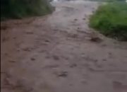 Video : Jalan Latimojong Seketika Berubah Jadi Aliran Sungai