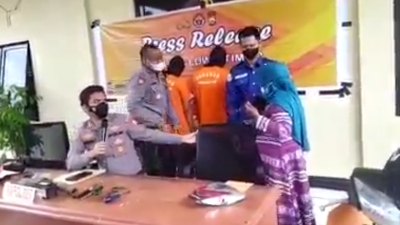 Motornya Dicuri, Emak-emak Ngamuk dan Serang Tersangka Saat Press Release