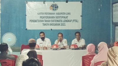 Badan Pertanahan dan Pemdes  Senga Selatan Serahkan 300 Sertifikat PTSL Bagi Warga