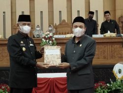 Ketua DPRD Luwu Serahkan LKPJ 2021 ke Bupati