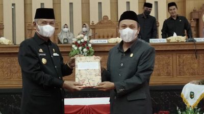 Ketua DPRD Luwu Serahkan LKPJ 2021 ke Bupati