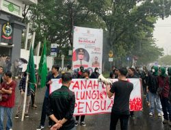 Tuntut ASS Minta Maaf, Mahasiswa Blokade Gerbang Kantor Gubernur Sulsel