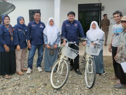 Peduli, Fraksi Nasdem DPRD Luwu Bantu 2 Unit Sepeda Bagi Siswi Kembar Yang Jalan Kaki Setiap Hari ke Sekolah