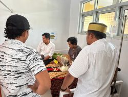 Jenguk Anggotanya Yang Lagi Sakit, Kasat Narkoba Polres Luwu Berikan Motivasi Dan Doakan Agar Cepat Sembuh