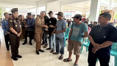 Bupati Luwu Serahkan Bantuan Hand Traktor, Kelompok Tani : Terima Kasih Pak Bupati Karena Peduli Pada Petani