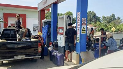 Jerigen Antri Dengan Rapih, Supir Mobil Keluhkan Pelayanan SPBU Bajo