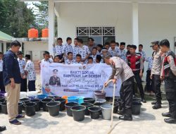 Dalam Rangka Hut Humas Ke-72, Polres Luwu Mendistribusikan Air Bersih Ke Warga Pondok Pesantren