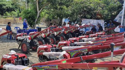 Anggota DPRD Sulsel, Fadriaty Asmaun, Bagikan 14 Handtraktor Kepada Kelompok Tani di Luwu