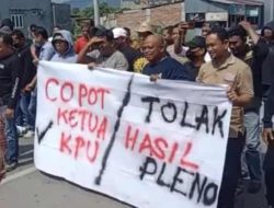 Demonstrasi Tuntut Copot Ketua KPU, Sempat Ricuh, Polres Luwu Turun Tangan Amankan Demonstran