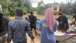 Perahu Nelayan Ikut Evakuasi Warga Yang Terkena Banjir Bandang di Suli