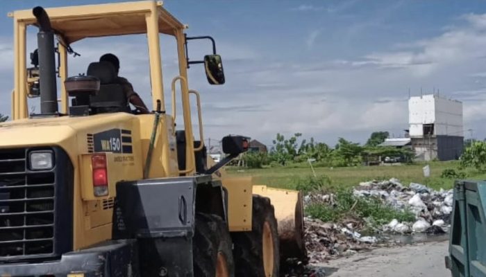 Bersama PUTR, DLH Bersihkan Sampah di Pasar Sentral Belopa