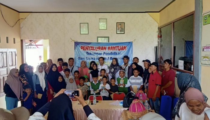 Peduli Pendidikan, Pemdes Libukang Berikan Bea Siswa  27 Pelajar Kurang Mampu 