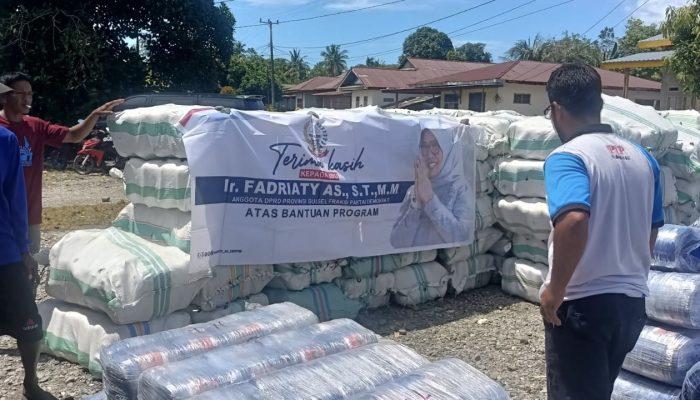 Fadriaty Asmaun Serahkan 7 Ton Bantuan Sarana Budidaya dan Bibit Rumput Laut Kepada 4 Kelompok Tani