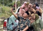 Emak-emak Squad, Cegat Calon Bupati  Luwu Untuk Selfie Diatas Mobil Pick Up