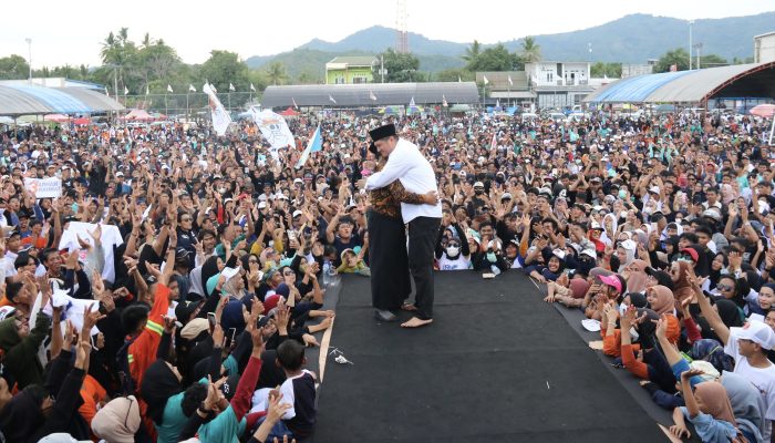 Tak Terbendung, Lapangan Andi Attas Bajo Jadi Lautan Manusia Saat Kampanye Dialogis Arham Basmin-Rahmat